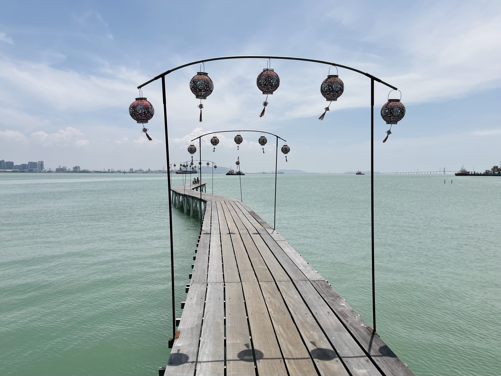 Drewniany pomost nad turkusową wodą w Penang