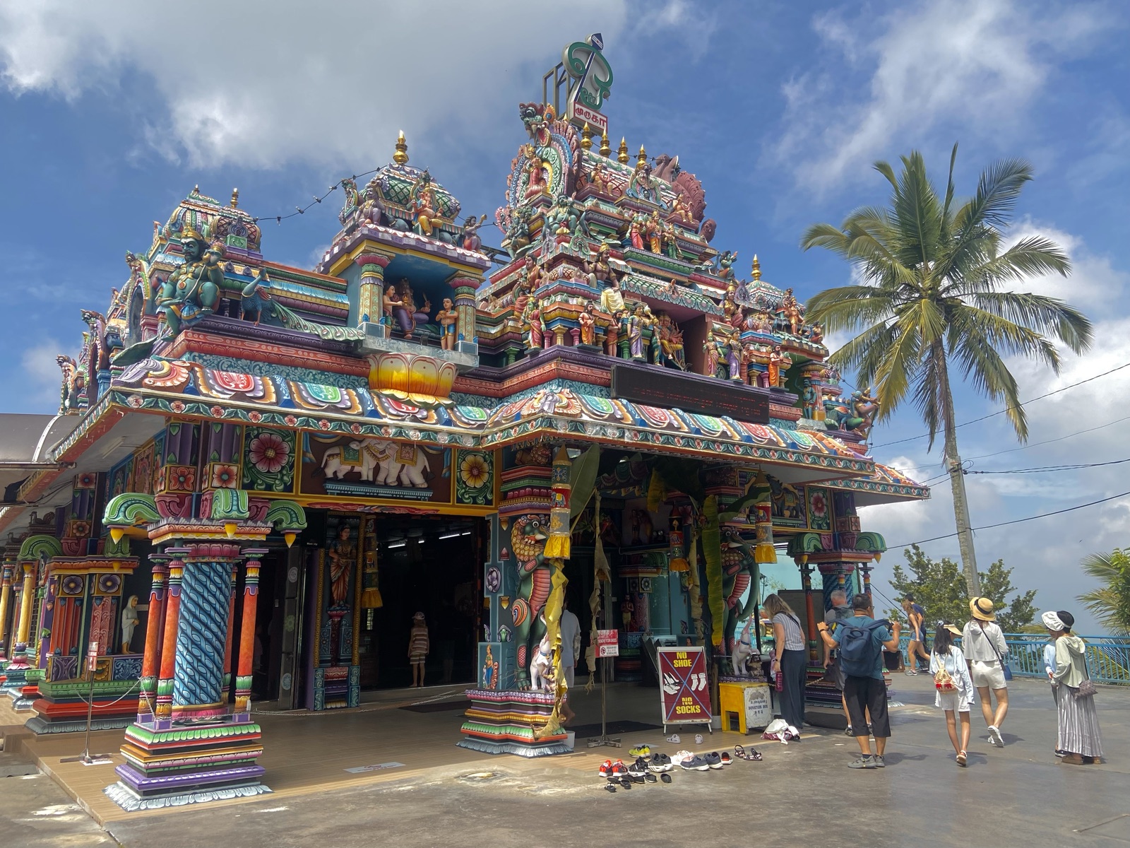 Kolorowa fasada świątyni hinduskiej w Penang
