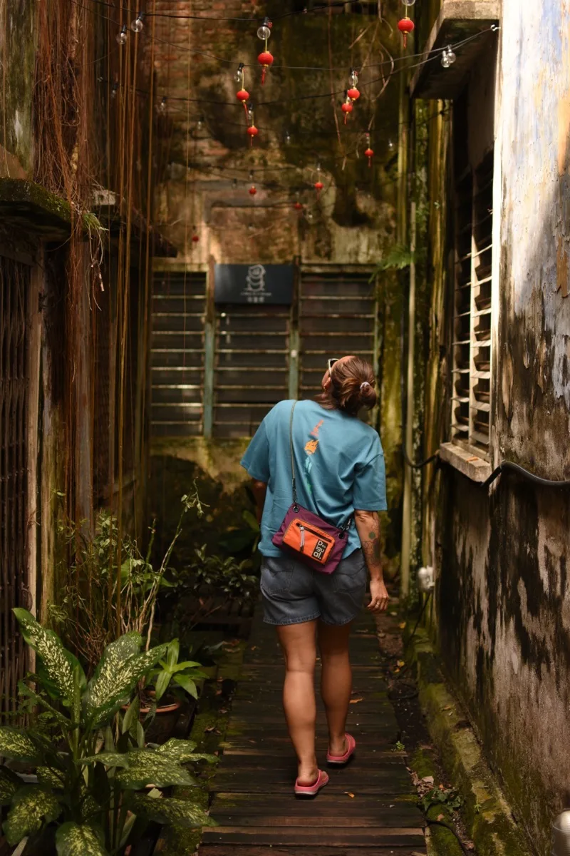 Osoba w korytarzu klimatycznego gesthauzu