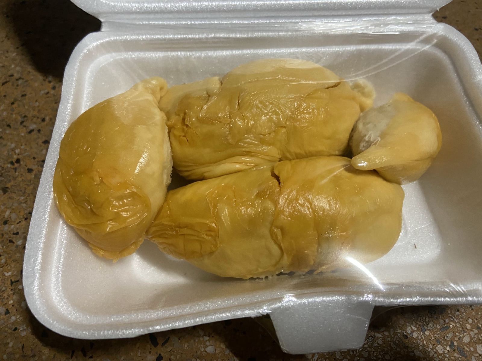 Lokalny przysmak podany w plastikowym pojemniku