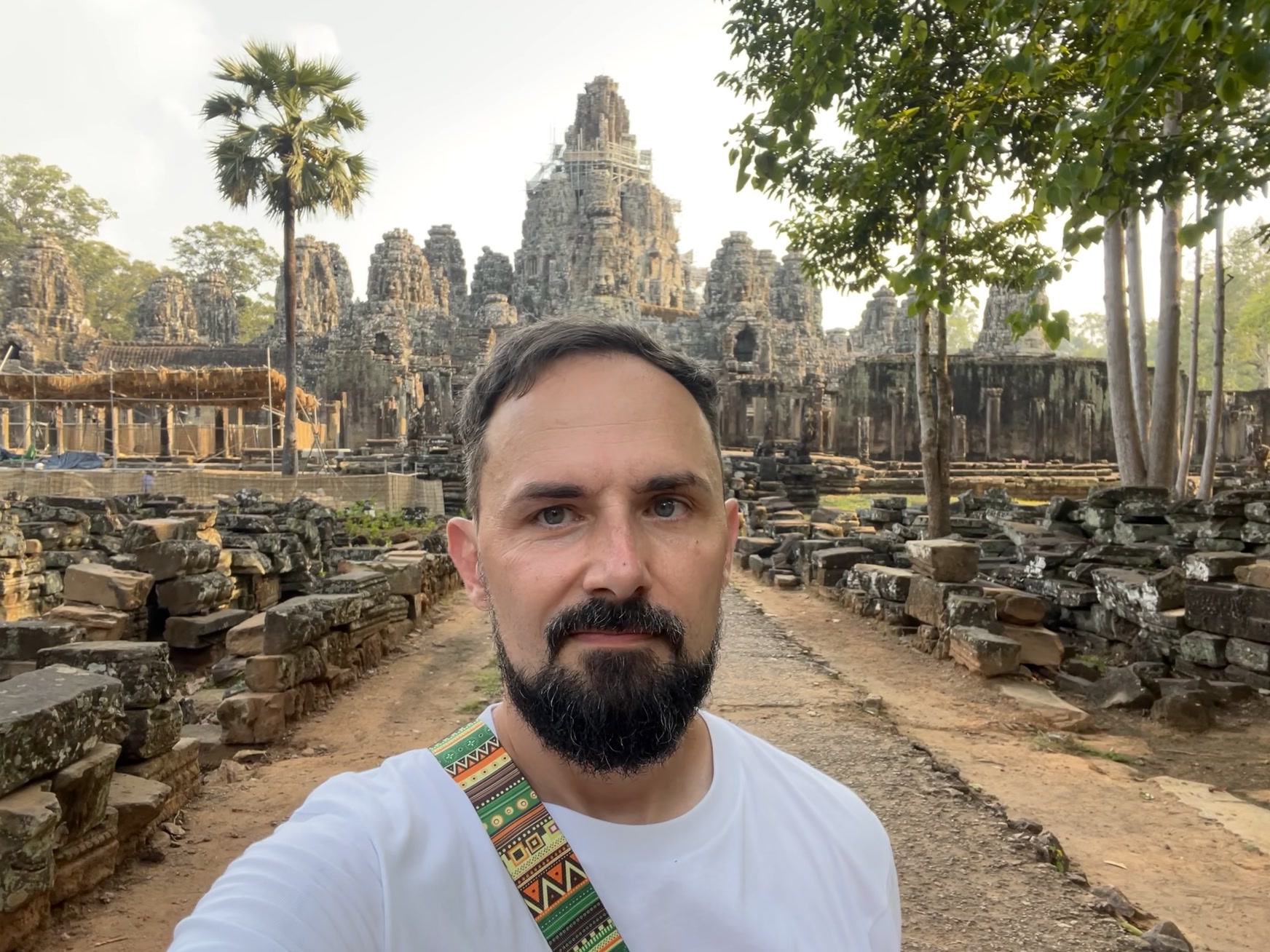 Łukasz Chmielewski na tle ruin świątyni Angkor w Kambodży