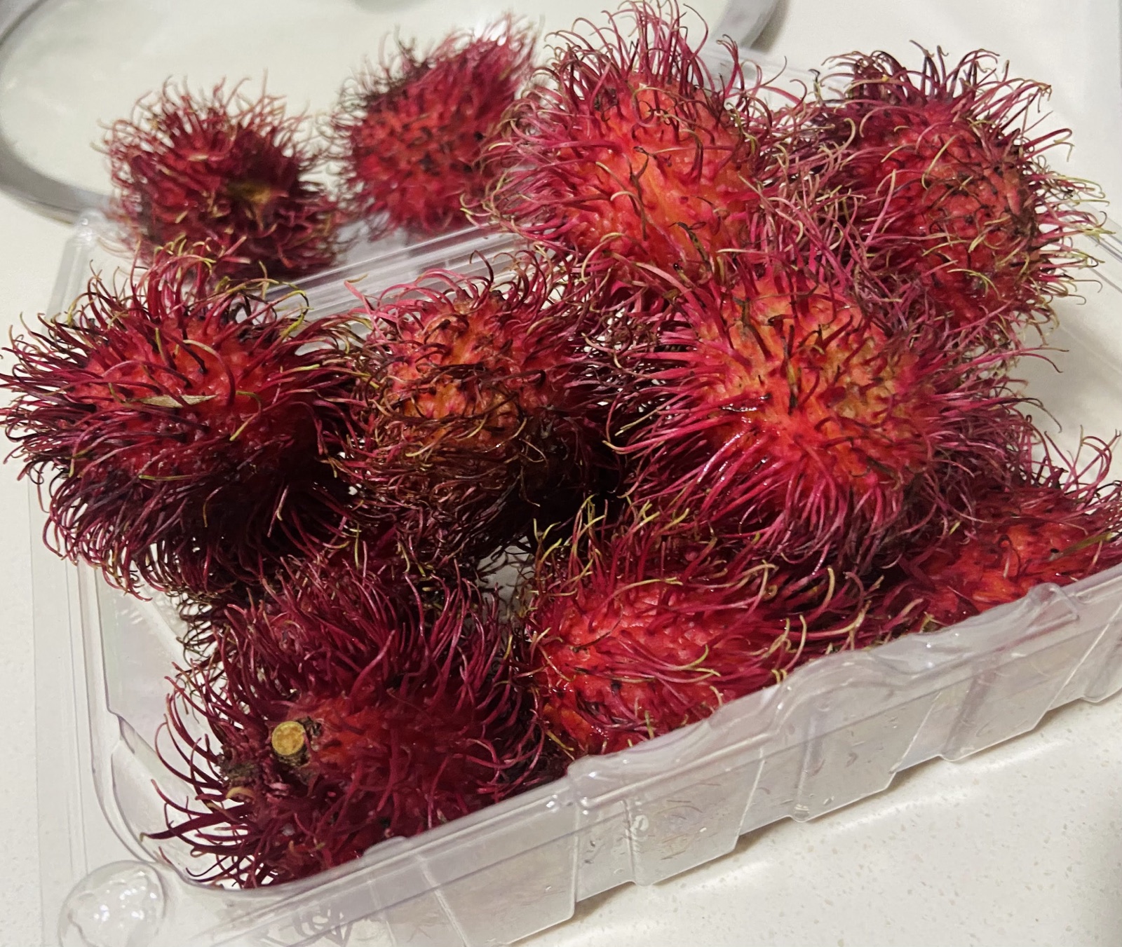 Świeże owoce rambutan na sprzedaż