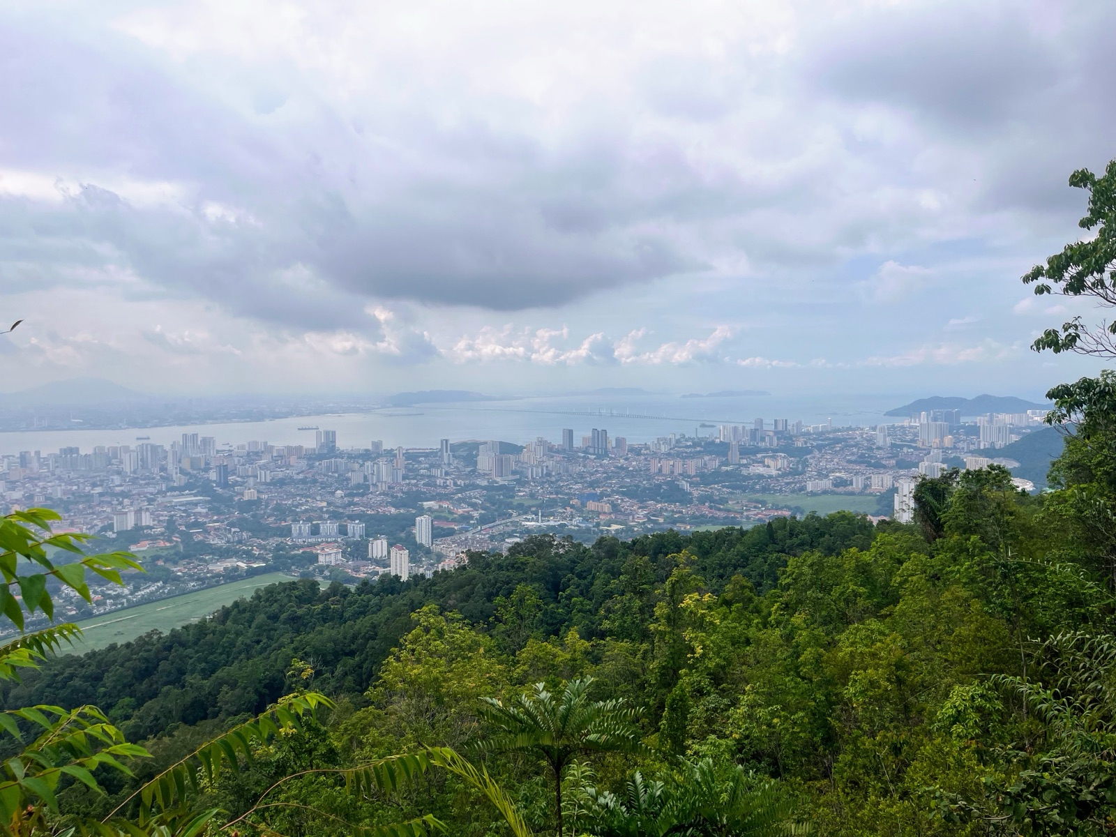Widok na miasto Penang z lotu ptaka spowity chmurami